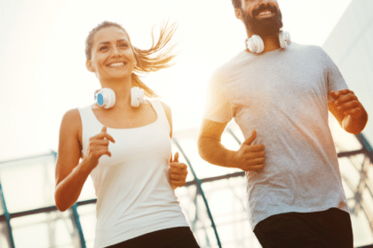 Ein sportliches Paar joggt gemeinsam im Freien und steht für Gesundheit, Fitness und aktive Vorsorge.