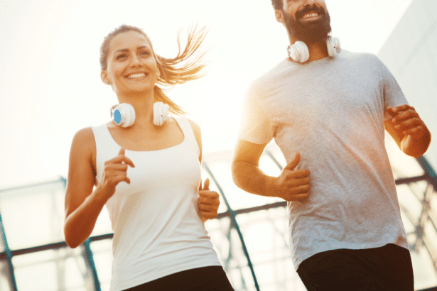 Ein sportliches Paar joggt gemeinsam im Freien und steht für Gesundheit, Fitness und aktive Vorsorge.
