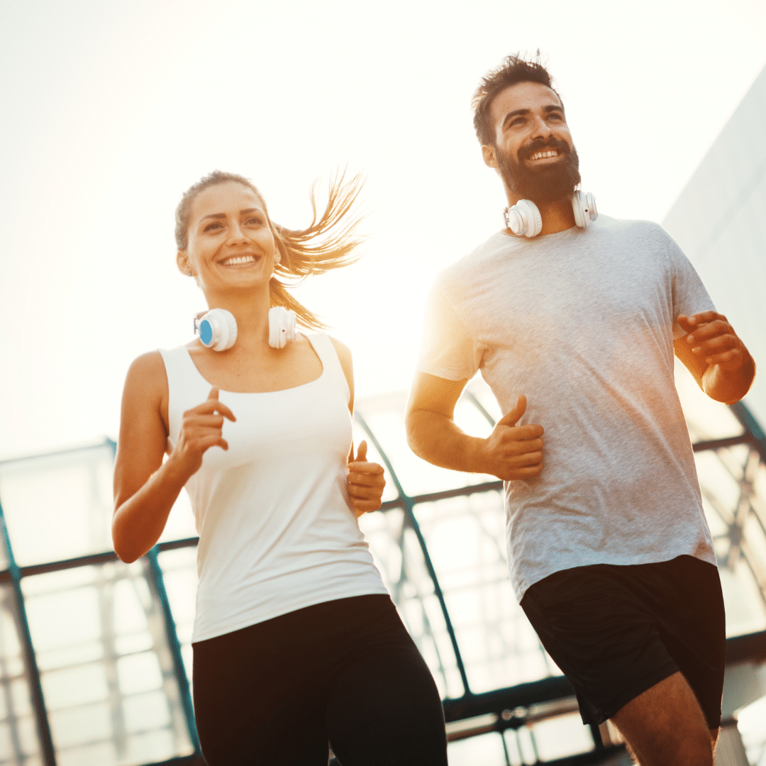Ein sportliches Paar joggt gemeinsam im Freien und steht für Gesundheit, Fitness und aktive Vorsorge.