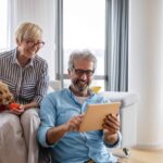Zwei Personen prüfen gemeinsam Unterlagen zur privaten Altersvorsorge.