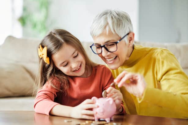 Kind und Oma stecken gemeinsam Geld in ein Sparschwein.